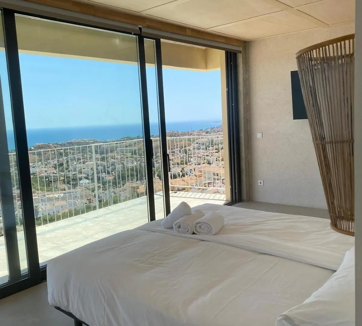 Spacious Villa With Great Views! Бенальмадена